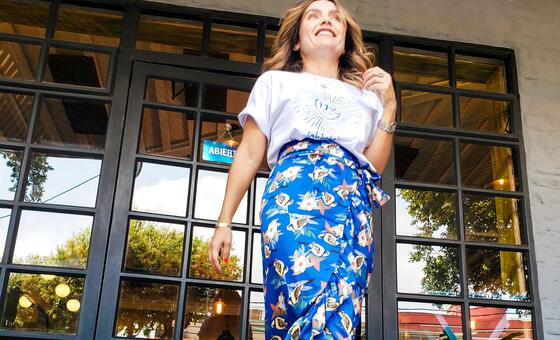 Lina Garces, experta en moda, modela faldas de la marca Ixora.